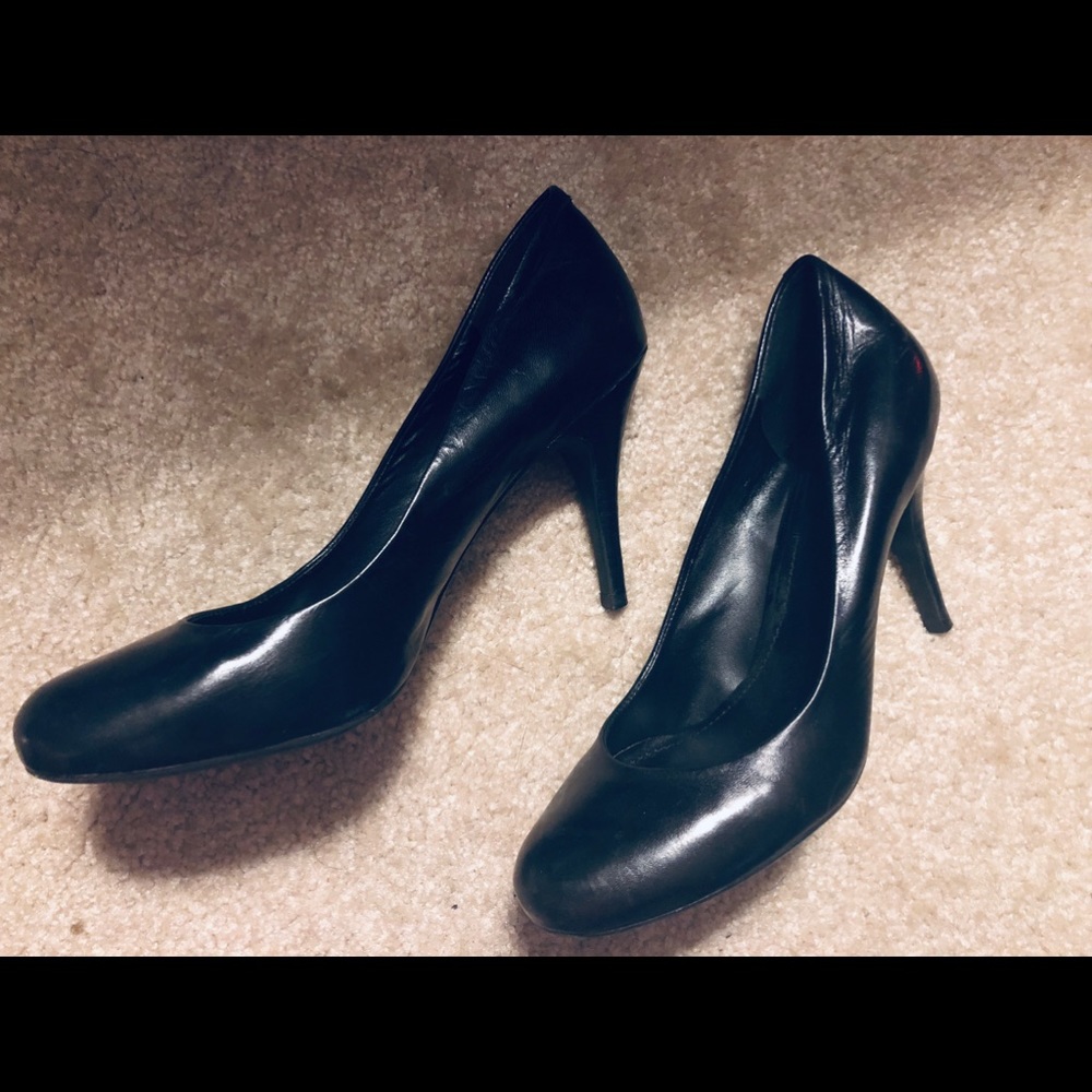 Round toe pumps
